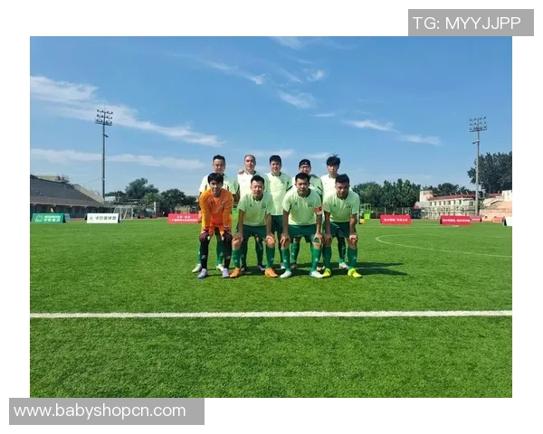 足球明星齐聚一堂精彩合影 展现团结与荣光的瞬间